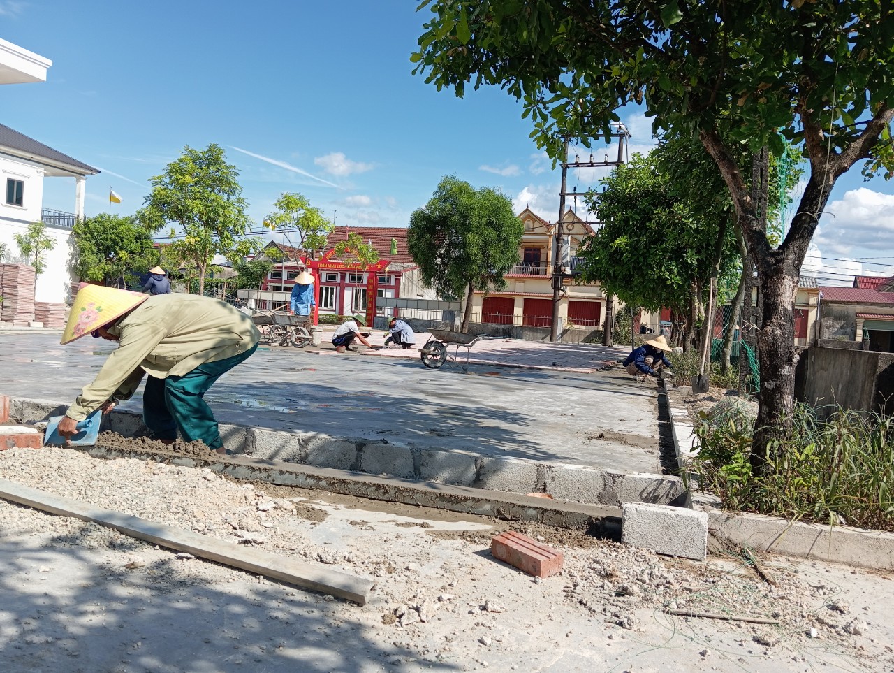 Làm sân nhà văn hóa thôn Vinh Lộc 3