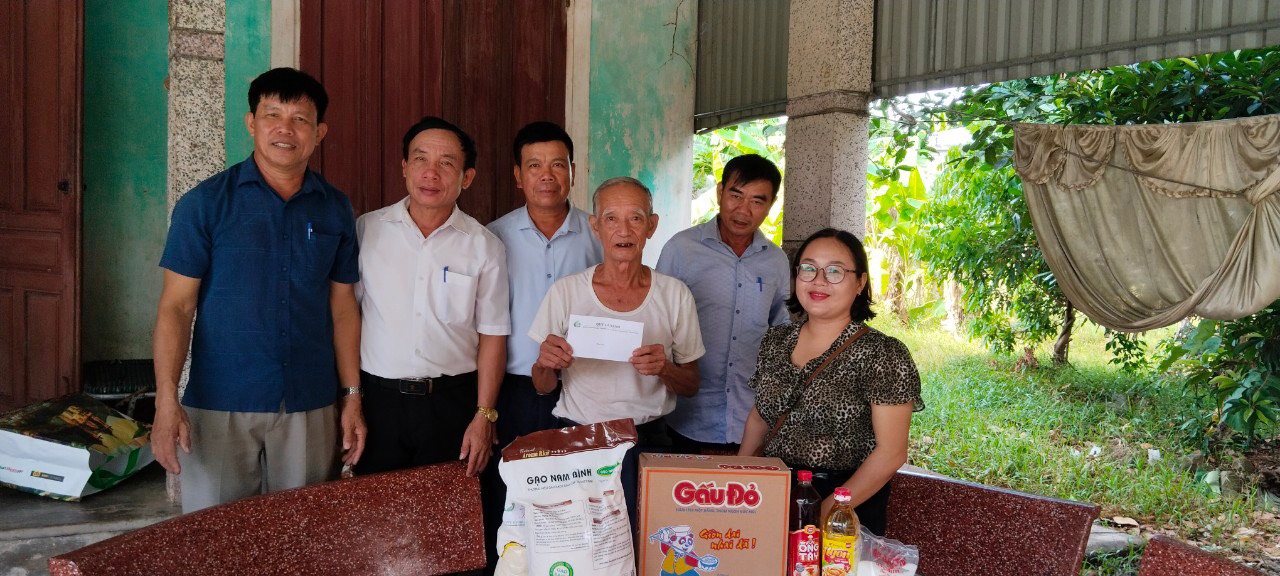Thăm hỏi tặng quà cho NCC trên địa bàn xã