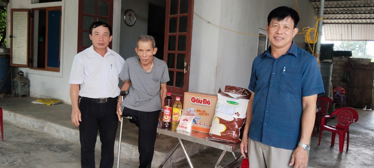 Tham hỏi tặng quà cho NCC